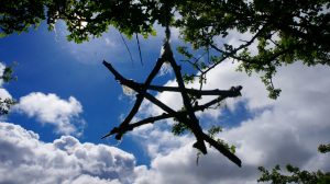 Astrologie: Tirza Kirchner liest den Stand der Himmelskörper.