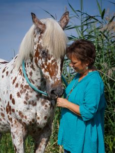 Tierkommunikation: Tirza Kirchner wirbt mit ihrer Arbeit für mehr Verständigung zwischen Mensch und Tier.